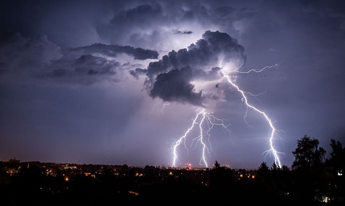 البرق والرعد في المنام - ما التفسير لرؤية البرق والرعد بالمنام 13336