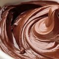 3820 2 كريمة الشوكولاته لتزيين الكيك , طريقة عمل كريمة الشيكولاته خويلة مي